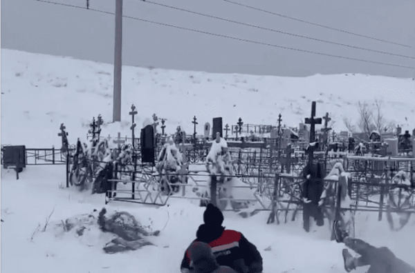 В Жамбылской области дети устроили горки на кладбище и сломали надгробья