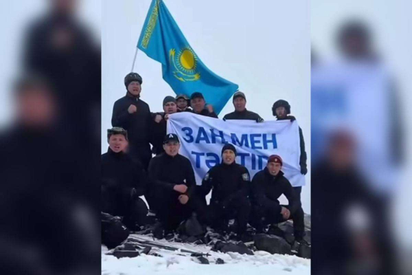 Флаг «Закон и порядок» водрузили на горной на вершине