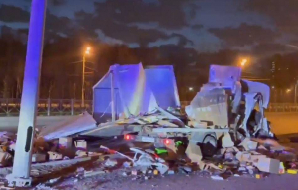 Водитель &laquo;ГАЗели&raquo; уснул за рулем и врезался в столбы на Краснококшайской в Казани