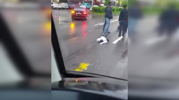 Лежащий на оживленной дороге полуголый мужчина встревожил астанчан