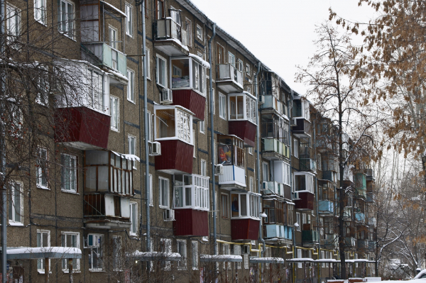 Жительница Лениногорска тщетно борется с плесенью в квартире