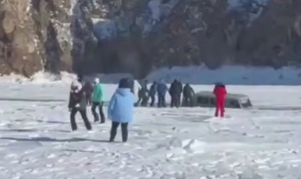 В сеть попало видео последних минут &laquo;буханки&raquo;, утонувшей на Байкале с туристами 22/02/2026 &ndash; Новости