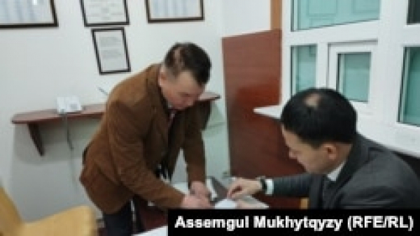 Ученый из Алматы подал петицию в Астане с призывом к властям отказаться от безвизового режима с Китаем