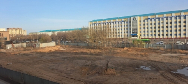 20 лет земля за забором пустует. Люди просят сделать там сквер